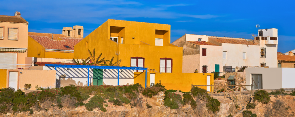 De typische huizen van het eiland Nueva Tabarca in Alicante, Spanje